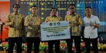 Dok : Pemkab Majalengka secara simbolis menyerahkan bantuan kemanusiaan kepada Baznas Majalengka untuk korban bencana alam Sumatera dan Aceh