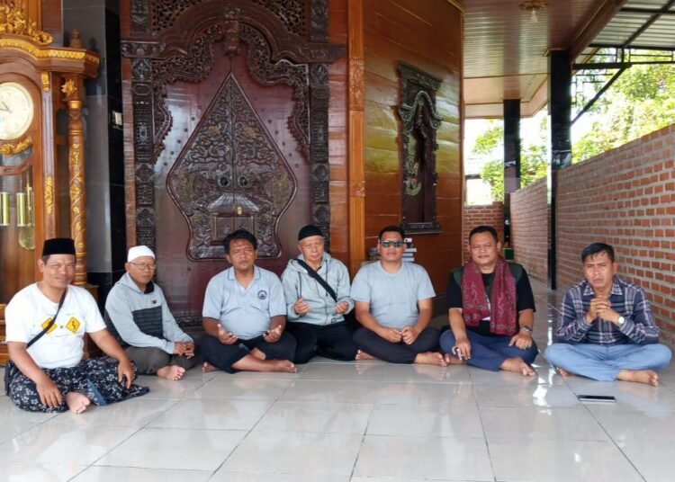 Perkuat Sinergi Lewat Spiritual: Dewan Guru SMK Kebudayaan Jakarta dan LBH Radar Nusantara Indonesia Ziarah ke Makam Sunan Kalijaga Ploso Songo Tuban 46 IMG 20251227 193103