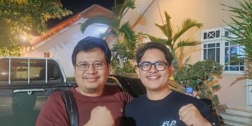 Foto Puthut EA dan Irham Kahfi