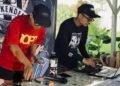 Ikhsan dan Defri saat membawakan set DEFNFREE di sebuah acara Galatama Weekender di Bandung sumber foto: instagram @deffnfree