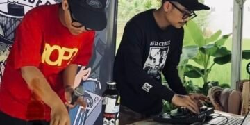 Ikhsan dan Defri saat membawakan set DEFNFREE di sebuah acara Galatama Weekender di Bandung sumber foto: instagram @deffnfree