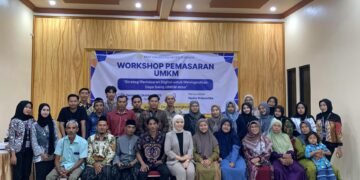 Foto bersama perangkat Desa Gedongkedoan, warga desa, dan mahasiswa KKNT Universitas Negeri Surabaya usai pelaksanaan workshop pemasaran digital UMKM, Senin (13/10/2025). (Foto: Tim PDD KKNT UNESA/Dok. KKNT UNESA 2025)