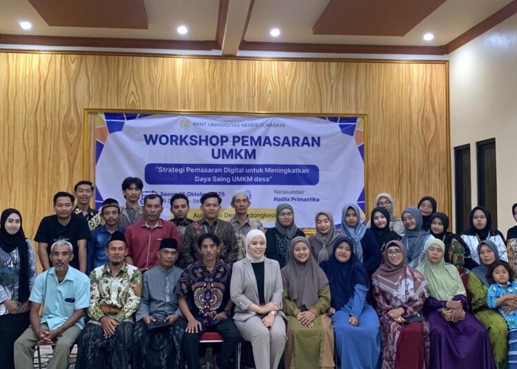 Foto bersama perangkat Desa Gedongkedoan, warga desa, dan mahasiswa KKNT Universitas Negeri Surabaya usai pelaksanaan workshop pemasaran digital UMKM, Senin (13/10/2025). (Foto: Tim PDD KKNT UNESA/Dok. KKNT UNESA 2025)