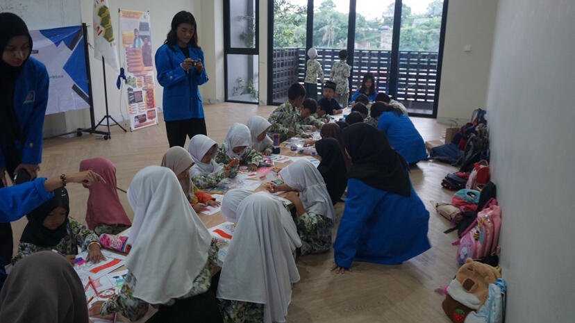 "Muda, Berkarya dan Berjiwa Pancasila" Inovasi program karakter bangsa di yayasan Media Amal Islami untuk meningkatkan solidaritas dan gotong royong dalam membangun generasi unggul. 47 IMG 9520