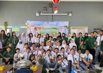 Kelompok MKWK 03 Kehidupan Sehat dan Sejahtera Universitas Sumatera Utara saat melaksanakan kegiatan edukasi sebagai bentuk implementasi pembelajaran berupa penyuluhan mahasiswa di SMA Negeri 1 Medan, Selasa (28/10/2025). | Sumber Istimewa