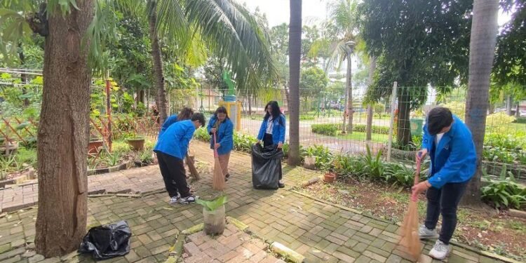 Kerja Bakti Mahasiswa UBSI di RPTRA Utama