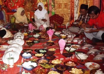 Memudarnya Tradisi Makan Bajamba Sebagai Simbol Kekerabatan 47 Memudarnya Tradisi Makan Bajamba Sebagai Simbol Kekerabatan