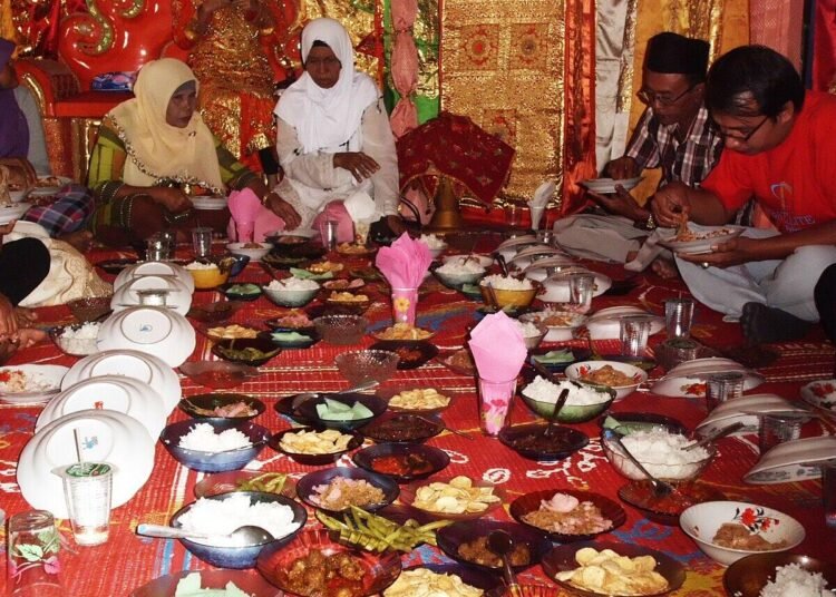 Memudarnya Tradisi Makan Bajamba Sebagai Simbol Kekerabatan