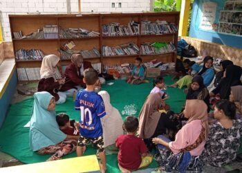 “Mahasiswa memperkenalkan inovasi pestisida alami berbahan dasar serai sebagai langkah nyata menghadirkan solusi ramah lingkungan dalam mengatasi hama tanaman. Sederhana, aman, dan efektif untuk pertanian yang lebih berkelanjutan.”