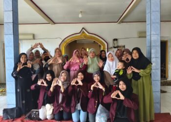 “Mahasiswa Untirta memperkenalkan cara pembuatan pestisida alami dari kulit bawang kepada warga Kampung Sinarsari sebagai upaya mendukung pertanian ramah lingkungan.”