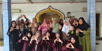 “Mahasiswa Untirta memperkenalkan cara pembuatan pestisida alami dari kulit bawang kepada warga Kampung Sinarsari sebagai upaya mendukung pertanian ramah lingkungan.”