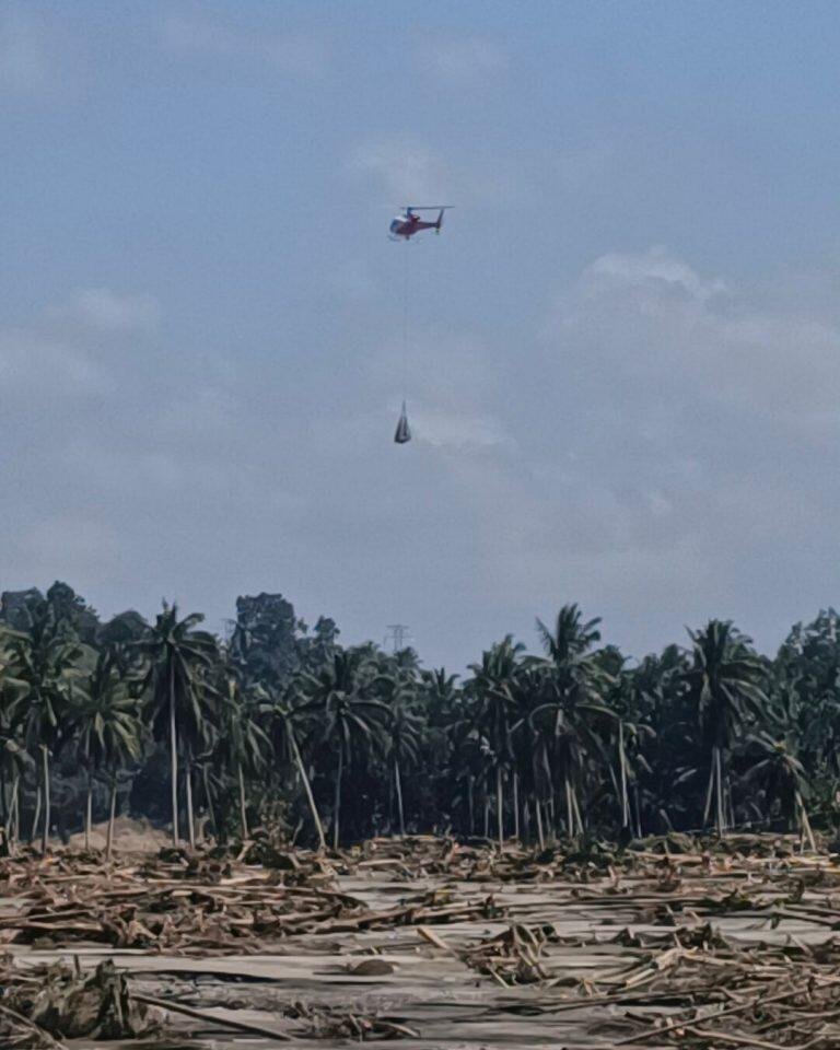 500 Personel PLN Tiba di Lokasi Banjir, Percepat Pemulihan Sistem Kelistrikan di Aceh 47 Proses pendistribusian material pembangunan tower darurat ke salah satu daerah terdampak yang terisolir, di kabupaten Bireuen, Aceh.