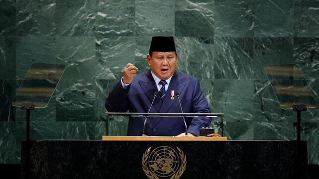 Prabowo Serukan Keadilan Global dan Kemandirian Negara Berkembang di Sidang Umum PBB 46 Presiden Prabowo Subianto menyampaikan pidato di Sidang Umum Perserikatan
Bangsa-Bangsa ke-80, New York, 23 September 2025. (Sumber: Detikcom)