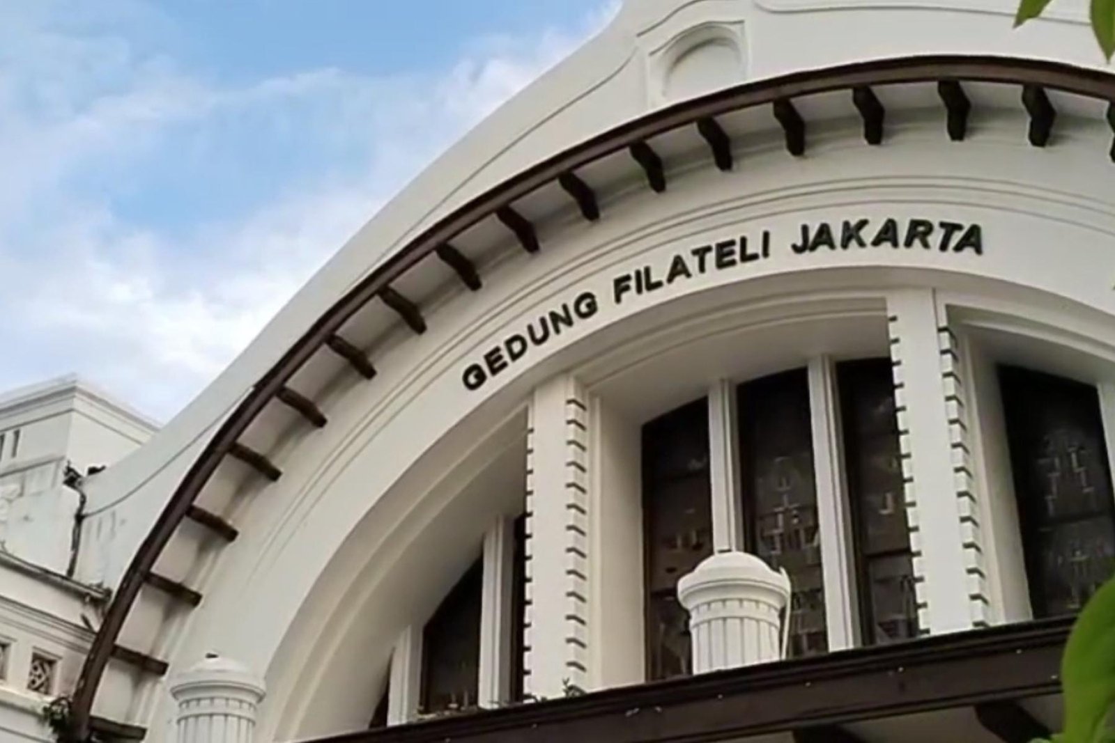 Fasad bangunan bersejarah Gedung Filateli Jakarta dengan gaya arsitektur kolonial.