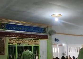 Pulau Cangkir mungkin tampak seperti sebuah pulau kecil yang tenang di pesisir utara Banten. Namun, di balik kesederhanaannya, wilayah ini menyimpan jejak panjang perjalanan Sejarah, terutama dalam konteks penyebaran Islam di Banten pada abad ke-16. Banyak orang mengenal Pulau Cangkir sebagai lokasi makam Syekh waliyuddin atau pangeran jaga lautan, salah satu tokoh penyebar Islam di kawasan tersebut. Tetapi tak banyak yang mengetahui bahwa pulau kecil ini pernah memainkan peran penting dalam jaringan dakwah dan perdagangan pada masa kesultanan Banten. Pada abad ke-16, Banten muncul sebagai salah satu pusat kekuasaan besar di Nusantara. Kesultanan Banten saat itu tidak hanya terkenal sebagai Pelabuhan dagang internasional, tetapi juga sebagai pusat perkembangan agama Islam. Para ulama, pedagang, dan bangsawan bekerja saama dalam menyebarkan ajaran Islam ke pedalaman maupun pesisir. Di sinilah Pulau Cangkir mendapat tempat dalam Sejarah. Letaknya yang strategis di jalur masuk menuju Banten lama menjadikannya ruang singgah yang penting bagi para pedagang serta pendakwah. Sosok yang tak bisa dipisahkan dari cerita Pulau Cangkir adalah Syekh Waliyuddin, kehadirannya di Pulau Cangkir bukan hanya sekedar menyendiri atau bermeditasi, tetapi membangun pusat dakwah yang menjadi tempat belajar bagi masyarakat sekitar. Selain dakwah, Pulau Cangkir juga menjadi titik pertemuan budaya. Hubungan antara pedagang dan penduduk lokal menciptakan ruang dialog yang alami, sehingga ajaran Islam diterima dengan cara yang damai dan perlahan. Kehidupan sehari-hari Masyarakat pesisir yang terbuka dan penuh interaksi menjadi jalan masuk yang efektif bagi para ulama dalam mengenalkan ajaran agama. Seiring berjalannya waktu, aktivitas perdagangan di Pulau Cangkir memang tak lagi sepadat dulu. Namun, nilai historis dan spiritualnya justru semakin kuat. Tradisi ziarah ke makam Syekh Waliyuddin tetap hidup, bahkan menjadi bagian penting dari identiatas Masyarakat Banten. Banyak orang datang bukan hanya untuk berdoa, tetapi juga untuk merasakan suasana tenang dan historis yang sulit ditemukan di tempat lain. Kini, Pulau Cangkir dikenal sebagai salah satu destinasi religi yang cukup ramai dikunjungi. Pemerintah setempat pun terus memperbaiki fasilitas tanpa menghilangkan nuansa sejarahnya. Saat menginjakkan kaki disana, kita seakan diajak kembali ke masa lalu membayangkan bagaimana para ulama, pedagang, dan masyarakat saling bertemu, berdialog, dan membangun kehidupan Islam di Banten. Pada akhirnya pulau Cangkir bukan hanya cerita tentang masa kini dengan masa lalu, tetapi sebuah pengingat tentang semangat dakwah, perdagangan, dan kebudayaan yang membentuk wajah Banten hingga hari ini. Dengan memahami sejarahnya, kita dapat melihat bagaimana sebuah Pulau kecil memberi kontribusi signifikan terhadap perkembangan Islam di Nusantara.