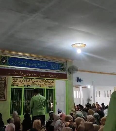 Pulau Cangkir mungkin tampak seperti sebuah pulau kecil yang tenang di pesisir utara Banten. Namun, di balik kesederhanaannya, wilayah ini menyimpan jejak panjang perjalanan Sejarah, terutama dalam konteks penyebaran Islam di Banten pada abad ke-16. Banyak orang mengenal Pulau Cangkir sebagai lokasi makam Syekh waliyuddin atau pangeran jaga lautan, salah satu tokoh penyebar Islam di kawasan tersebut. Tetapi tak banyak yang mengetahui bahwa pulau kecil ini pernah memainkan peran penting dalam jaringan dakwah dan perdagangan pada masa kesultanan Banten. Pada abad ke-16, Banten muncul sebagai salah satu pusat kekuasaan besar di Nusantara. Kesultanan Banten saat itu tidak hanya terkenal sebagai Pelabuhan dagang internasional, tetapi juga sebagai pusat perkembangan agama Islam. Para ulama, pedagang, dan bangsawan bekerja saama dalam menyebarkan ajaran Islam ke pedalaman maupun pesisir. Di sinilah Pulau Cangkir mendapat tempat dalam Sejarah. Letaknya yang strategis di jalur masuk menuju Banten lama menjadikannya ruang singgah yang penting bagi para pedagang serta pendakwah. Sosok yang tak bisa dipisahkan dari cerita Pulau Cangkir adalah Syekh Waliyuddin, kehadirannya di Pulau Cangkir bukan hanya sekedar menyendiri atau bermeditasi, tetapi membangun pusat dakwah yang menjadi tempat belajar bagi masyarakat sekitar. Selain dakwah, Pulau Cangkir juga menjadi titik pertemuan budaya. Hubungan antara pedagang dan penduduk lokal menciptakan ruang dialog yang alami, sehingga ajaran Islam diterima dengan cara yang damai dan perlahan. Kehidupan sehari-hari Masyarakat pesisir yang terbuka dan penuh interaksi menjadi jalan masuk yang efektif bagi para ulama dalam mengenalkan ajaran agama. Seiring berjalannya waktu, aktivitas perdagangan di Pulau Cangkir memang tak lagi sepadat dulu. Namun, nilai historis dan spiritualnya justru semakin kuat. Tradisi ziarah ke makam Syekh Waliyuddin tetap hidup, bahkan menjadi bagian penting dari identiatas Masyarakat Banten. Banyak orang datang bukan hanya untuk berdoa, tetapi juga untuk merasakan suasana tenang dan historis yang sulit ditemukan di tempat lain. Kini, Pulau Cangkir dikenal sebagai salah satu destinasi religi yang cukup ramai dikunjungi. Pemerintah setempat pun terus memperbaiki fasilitas tanpa menghilangkan nuansa sejarahnya. Saat menginjakkan kaki disana, kita seakan diajak kembali ke masa lalu membayangkan bagaimana para ulama, pedagang, dan masyarakat saling bertemu, berdialog, dan membangun kehidupan Islam di Banten. Pada akhirnya pulau Cangkir bukan hanya cerita tentang masa kini dengan masa lalu, tetapi sebuah pengingat tentang semangat dakwah, perdagangan, dan kebudayaan yang membentuk wajah Banten hingga hari ini. Dengan memahami sejarahnya, kita dapat melihat bagaimana sebuah Pulau kecil memberi kontribusi signifikan terhadap perkembangan Islam di Nusantara.