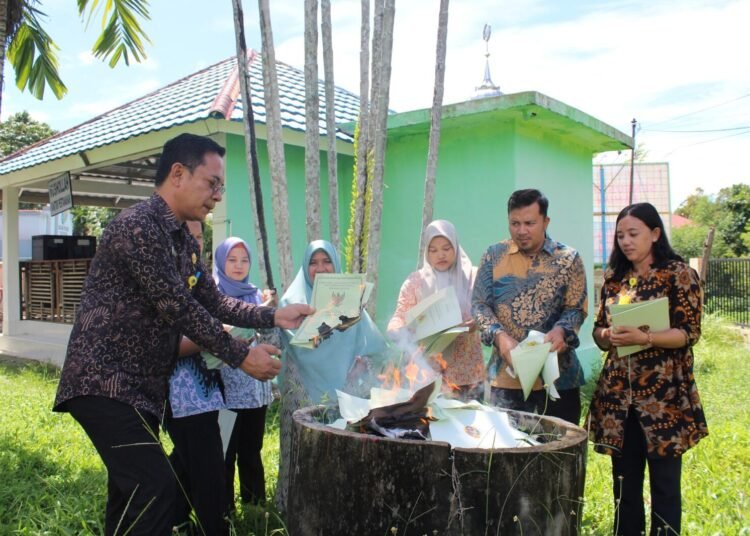 Kantor Pertanahan Luwu Utara Lakukan Pemusnahan 129 Blanko Sertipikat Rusak/Usang sebagai Bentuk Tertib Administrasi 46 WhatsApp Image 2025 12 04 at 12.56.27