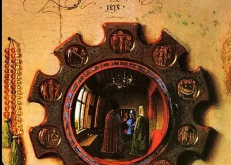 Dua Sosok dalam Cermin Salah satu bagian paling menarik dari lukisan ini adalah cermin cembung di bagian tengah ruangan. Jika diperhatikan lebih dekat, terlihat dua sosok lain yang berdiri di ambang pintu. Banyak ahli menduga bahwa dua sosok itu adalah para saksi, kehadiran mereka memperkuat anggapan bahwa sebuah sumpah sedang diucapkan. Pada masa itu, kehadiran saksi sangat penting untuk mengesahkan sebuah peristiwa pribadi, seperti pertunangan atau akad pernikahan. Tanda Tangan Sang Pelukis Di atas cermin, Jan van Eyck menuliskan kalimat terkenal: “Johannes de Eyck fuit hic” yang berarti “Jan van Eyck pernah berada di sini.” Kalimat ini lebih dari sekadar tanda tangan. Banyak peneliti menafsirkannya sebagai bukti bahwa van Eyck hadir sebagai saksi, bukan hanya sebagai pelukis. Hal ini semakin menambah misteri tentang apa sebenarnya yang sedang terjadi dalam ruangan itu. Kisah yang Tidak Ditampilkan: Perbedaan Usia dan Kehilangan Bagian yang paling jarang dibahas, namun sangat penting adalah dimensi waktu. Jika memang wanita dalam lukisan adalah Costanza Trenta, istri Arnolfini, ada fakta yang menguncang teori pernikahan: Costanza Trenta meninggal pada tahun 1433, sementara lukisan ini dibuat pada tahun 1434. Jika benar demikian, maka potret ini mungkin bukan menampilkan pernikahan, melainkan sebuah potret kenangan atau representasi simbolis setelah sang istri wafat. Bahkan, hasil pemeriksaan sinar-X menunjukan bahwa Jan van Eyck melakukan beberapa perubahan pada lukisan, meski belum jelas apakah perubahan itu berkaitan dengan kematian Costanza. Mengapa Lukisan Ini Tetap Menarik? “Potret Arnolfini” adalah karya yang memadukan teknik luar biasa dengan simbol-simbol rumit yang mengundang interpretasi. Kejernihan detail, permainan cahaya, refleksi cermin, dan ekspresi wajah membuat lukisan ini terasa hidup hingga hari ini. Namun justru ketidakpastian apakah ini pernikahan, pertunangan, atau memorial, yang menjadikannya salah satu karya paling menarik dalam sejarah seni. Setiap elemen kecil seperti posisi tangan, buah-buahan, pakaian, karpet, bahkan bayangan di cermin, dapat memiliki banyak makna berbeda. Penutup Hingga kini, misteri “Potret Arnolfini” belum terpecahkan. Apakah kita sedang menyaksikan momen sakral dua insan? Atau melihat kenangan terakhir seorang suami terhadap istrinya yang telah tiada? Jan van Eyck tidak pernah menjelaskan, dan mungkin memang ia ingin agar kisah ini selalu mengundang rasa penasaran. Di balik satu cermin kecil, tersembunyi kisah besar yang terus memikat dunia.