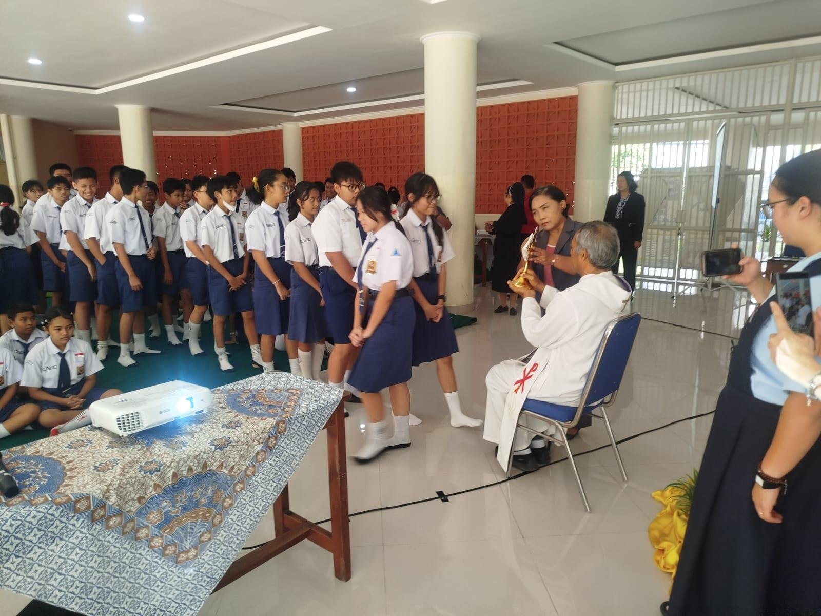 SMP St. Yosef Surabaya Sambut Relikui Santo Carlo Acutis 48 WhatsApp Image 2025 12 05 at 07.00.23 1