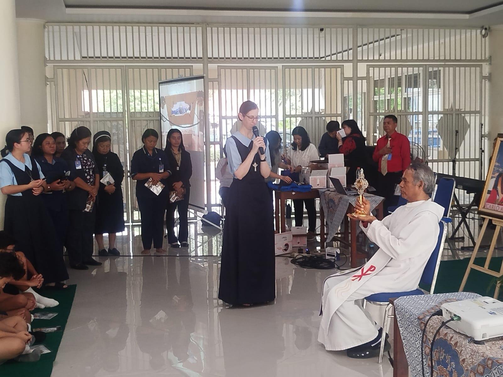 SMP St. Yosef Surabaya Sambut Relikui Santo Carlo Acutis 49 WhatsApp Image 2025 12 05 at 07.00.32 2