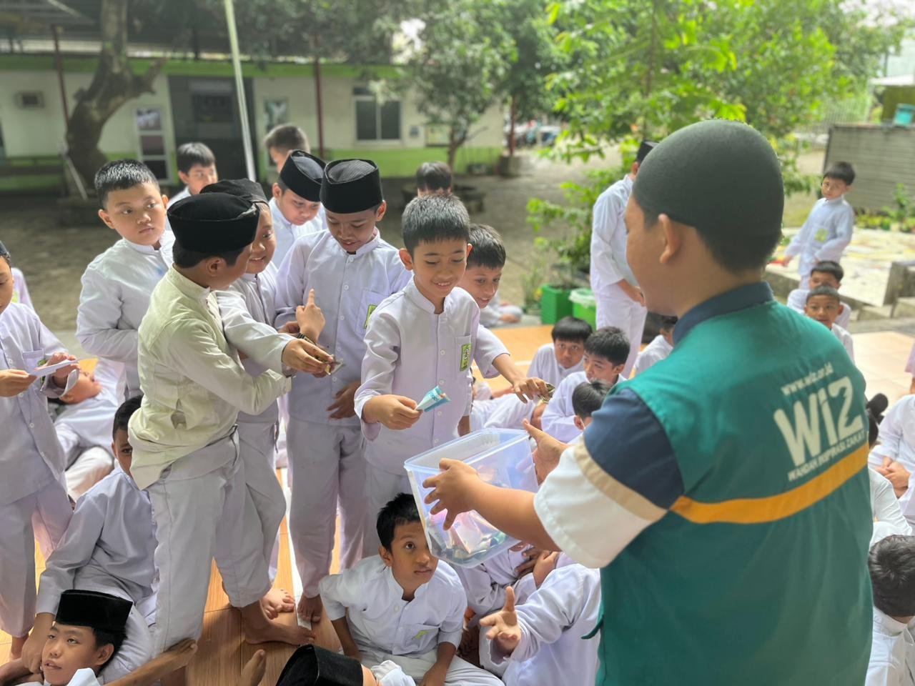 Siswa Memberikan Donasinya kepada pihak WIZ