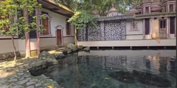 Perjalanan ziarah ini bermula setelah penziarah pulang dari Ujung Kulon dan melanjutkan langkah menuju situs keramat Batu Quran di Cibulakan, Kecamatan Cimanuk, Kabupaten Pandeglang, Banten. Tempat ini merupakan salah satu petilasan Tuan Syekh Aulia Mansuruddin, putra dari Sultan Ageng Tirtayasa. Dalam tradisi masyarakat setempat, area ini menjadi ruang tafakur, tabarukan, dan mengenang jejak spiritual para wali Allah yang telah berjasa menyebarkan ilmu dan dakwah Islam. Sesampainya di lokasi, penziarah bertemu dengan juru kunci, Ki Durga, yang menjelaskan adab-adab ketika memasuki kawasan keramat. Di antara tata cara yang dijunjung adalah tawasul, wudu atau mandi, dan menghormati batu keramat tersebut. Batu Quran sendiri berada dalam sebuah kolam yang airnya dikenal jernih dan tak pernah kering, bahkan saat kemarau. Situs ini dikeramatkan karena diyakini sebagai tempat munculnya Syekh Aulia Mansuruddin sepulang dari tanah suci Makkah. Tradisi adat yang paling dikenal di Batu Quran adalah ritual mengelilingi batu utama sebanyak tujuh kali sambil membaca surah Al-Fatihah dan selawat. Tidak semua orang mampu melaksanakan tujuh putaran penuh, namun ritual ini dipercaya sebagai sarana tabarukan dan memohon keberkahan atas karamah sohibul makam. Banyak peziarah dari berbagai daerah, seperti Bogor dan Cianjur, datang untuk ngalap berkah dan mengenang sejarah dakwah Syekh Aulia Mansuruddin yang telah melahirkan banyak ulama besar Nusantara. Selesai dari Batu Quran, perjalanan dilanjutkan menuju makbarah Syekh Aulia Mansuruddin di Kampung Cikaduan. Ziarah ini tidak hanya menjadi ajang mengenal sejarah, tetapi juga sarana memperkuat tauhid, meningkatkan ketakwaan, serta menghidupkan tradisi-tabarruk yang telah diwariskan turun-temurun. Sang penziarah pun menutup perjalanan dengan doa agar seluruh peziarah diberi kemudahan, keberkahan rezeki, serta kekuatan untuk terus berikhtiar dalam kehidupan dan menuntut ilmu hingga akhir hayat.