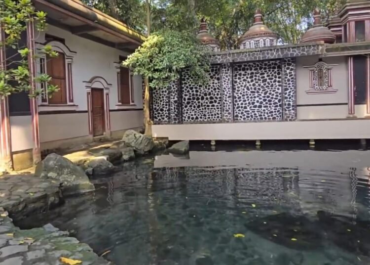 Perjalanan ziarah ini bermula setelah penziarah pulang dari Ujung Kulon dan melanjutkan langkah menuju situs keramat Batu Quran di Cibulakan, Kecamatan Cimanuk, Kabupaten Pandeglang, Banten. Tempat ini merupakan salah satu petilasan Tuan Syekh Aulia Mansuruddin, putra dari Sultan Ageng Tirtayasa. Dalam tradisi masyarakat setempat, area ini menjadi ruang tafakur, tabarukan, dan mengenang jejak spiritual para wali Allah yang telah berjasa menyebarkan ilmu dan dakwah Islam. Sesampainya di lokasi, penziarah bertemu dengan juru kunci, Ki Durga, yang menjelaskan adab-adab ketika memasuki kawasan keramat. Di antara tata cara yang dijunjung adalah tawasul, wudu atau mandi, dan menghormati batu keramat tersebut. Batu Quran sendiri berada dalam sebuah kolam yang airnya dikenal jernih dan tak pernah kering, bahkan saat kemarau. Situs ini dikeramatkan karena diyakini sebagai tempat munculnya Syekh Aulia Mansuruddin sepulang dari tanah suci Makkah. Tradisi adat yang paling dikenal di Batu Quran adalah ritual mengelilingi batu utama sebanyak tujuh kali sambil membaca surah Al-Fatihah dan selawat. Tidak semua orang mampu melaksanakan tujuh putaran penuh, namun ritual ini dipercaya sebagai sarana tabarukan dan memohon keberkahan atas karamah sohibul makam. Banyak peziarah dari berbagai daerah, seperti Bogor dan Cianjur, datang untuk ngalap berkah dan mengenang sejarah dakwah Syekh Aulia Mansuruddin yang telah melahirkan banyak ulama besar Nusantara. Selesai dari Batu Quran, perjalanan dilanjutkan menuju makbarah Syekh Aulia Mansuruddin di Kampung Cikaduan. Ziarah ini tidak hanya menjadi ajang mengenal sejarah, tetapi juga sarana memperkuat tauhid, meningkatkan ketakwaan, serta menghidupkan tradisi-tabarruk yang telah diwariskan turun-temurun. Sang penziarah pun menutup perjalanan dengan doa agar seluruh peziarah diberi kemudahan, keberkahan rezeki, serta kekuatan untuk terus berikhtiar dalam kehidupan dan menuntut ilmu hingga akhir hayat.