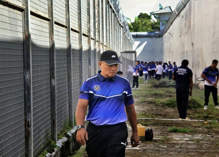 Kalapas Bengkulu Pimpin Aksi Bersih-Bersih, Wujudkan Lingkungan Aman dan Sehat 46 Lapas Bengkulu, Kerja Bakti, Kebersihan Lingkungan, Kesiapsiagaan Banjir, Brandgang, Julianto Budhi Prasetyono, ADM Kamtib, Pemasyarakatan, Bengkulu, Mitigasi Bencana, Gotong Royong