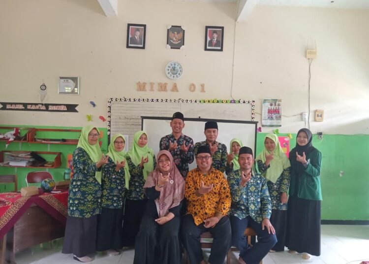 Pelatihan Strategi Pembelajaran Bahasa Inggris yang Menyenangkan bagi Guru MI Ma’arif NU 1 Kedungbanteng 46 WhatsApp Image 2025 12 06 at 15.29.30 262e3986