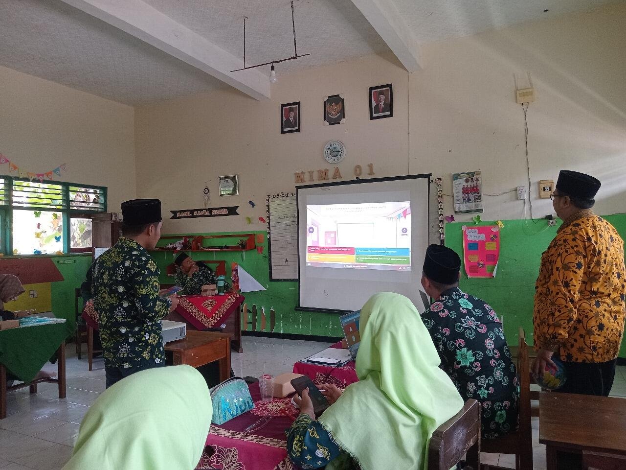 Pelatihan Strategi Pembelajaran Bahasa Inggris yang Menyenangkan bagi Guru MI Ma’arif NU 1 Kedungbanteng 47 WhatsApp Image 2025 12 06 at 15.31.44 dfa68e7b