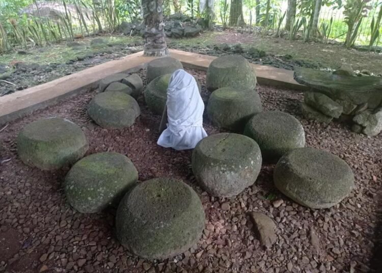 Situs Batu Goong Pandeglang Peninggalan Megalitik Berbentuk Gamelan yang Terus Memikat 46 Situs Batu Goong, sebuah peninggalan purbakala yang terletak di lereng Gunung Pulosari, Kabupaten Pandeglang, Banten