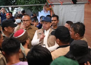 Menteri Nusron Salurkan Bantuan dan Dengar Jeritan Warga yang Kehilangan Keluarga di Kabupaten Agam 53 WhatsApp Image 2025 12 07 at 18.20.43