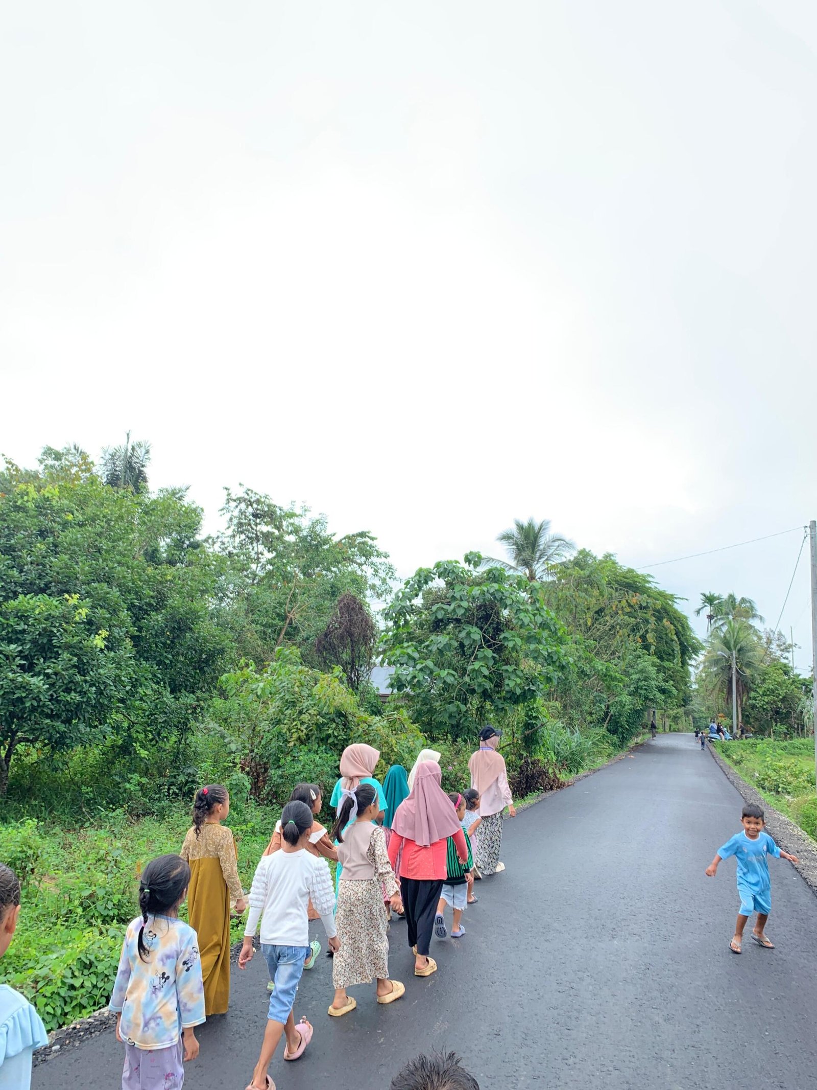 “Jalan Santai, Hadiah, dan Harapan Baru: KPM 06 UIN SUNA Lhokseumawe 2025 Hidupkan Kembali Semangat Gampong Seuneubok Drien Pascabanjir” 47 WhatsApp Image 2025 12 08 at 12.22.33 PM