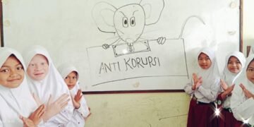 Guru MIS Ar-Raudhotun Nur Peringati Hari Anti Korupsi Sedunia dengan Menguatkan Pendidikan Integritas kepada Siswa 3 hari anti korupsi