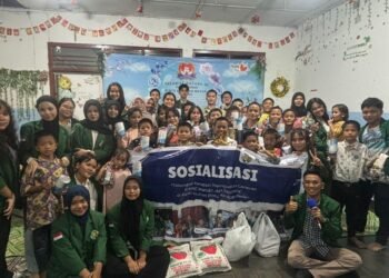 Kelompok 8 MKWK “Tanpa Kemiskinan” USU saat melaksanakan sosialisasi edukasi pengelolaan keuangan sejak dini melalui proyek Tabungan Harapan di Panti Asuhan Pintu Harapan Medan, Sabtu (25/10/2025).