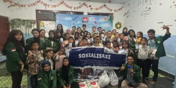 Kelompok 8 MKWK “Tanpa Kemiskinan” USU saat melaksanakan sosialisasi edukasi pengelolaan keuangan sejak dini melalui proyek Tabungan Harapan di Panti Asuhan Pintu Harapan Medan, Sabtu (25/10/2025).