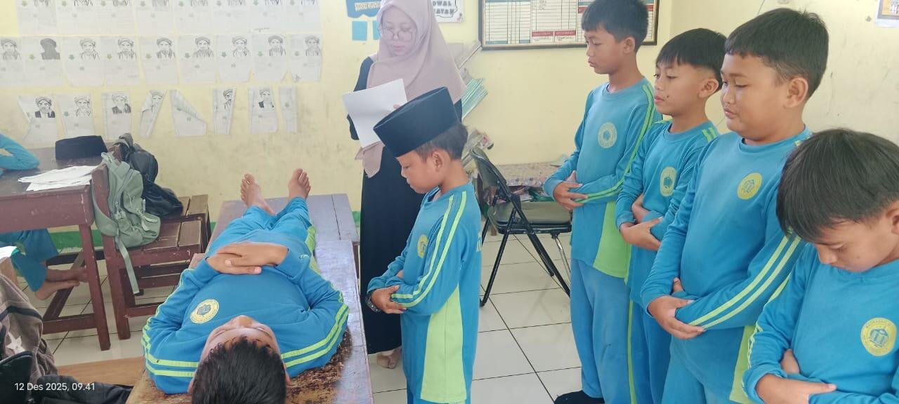 Pembelajaran Bermakna di MIS Ar-Raudhotun Nur, Siswa Kelas 6 Praktik Shalat Jenazah 47 MIS Ar-Raudhotun Nur shalat jenazah