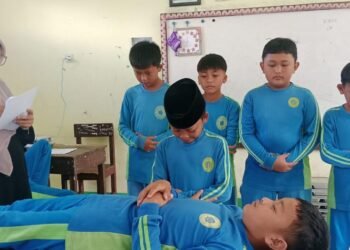 Pembelajaran Bermakna di MIS Ar-Raudhotun Nur, Siswa Kelas 6 Praktik Shalat Jenazah 57 MIS Ar-Raudhotun Nur shalat jenazah