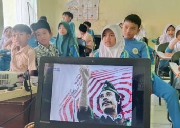 Manfaatkan Teknologi, MIS Ar-Raudhotun Nur Tanamkan Cinta Bangsa Lewat Edukasi Pahlawan Nasional 56 WhatsApp Image 2025 12 13 at 15.21.11