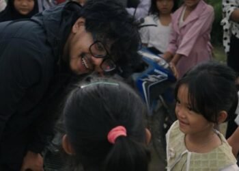 ferry irwandi membantu penyaluran donasi kepada Korban banjir di Sumatra.