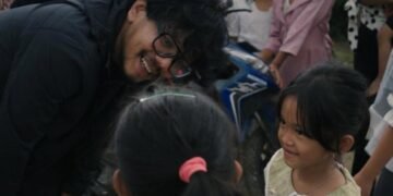ferry irwandi membantu penyaluran donasi kepada Korban banjir di Sumatra.