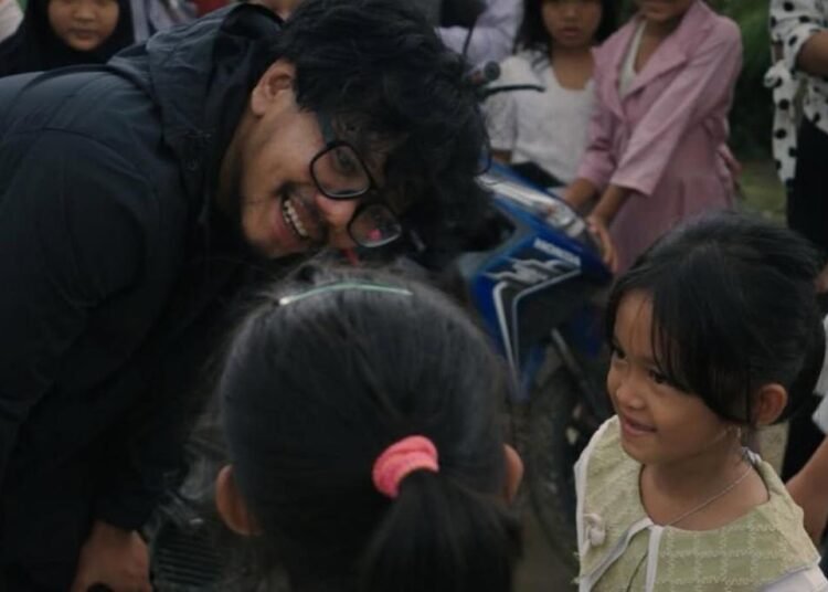 ferry irwandi membantu penyaluran donasi kepada Korban banjir di Sumatra.