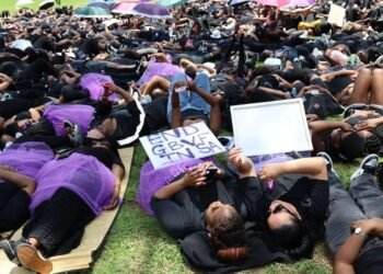 Aksi "15-Minute Standstill" di Johannesburg untuk menghormati 15 perempuan yang dibunuh setap harinya. Sumber : UN Women/Maphuti Mahlaba