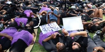 G20 Women’s Shutdown: Ketika Solidaritas Menjadi Strategi Perlawanan terhadap Kekerasan Berbasis Gender 8 Aksi "15-Minute Standstill" di Johannesburg untuk menghormati 15 perempuan yang dibunuh setap harinya. Sumber : UN Women/Maphuti Mahlaba