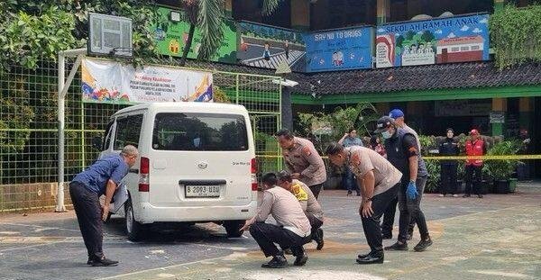 Kapolsek Cilincing AKP, Bobi Subasri, mengungkapkan sopir mobil pengangkut Makan Bergizi Gratis (MBG) yang menabrak siswa dan guru SDN 01 Kalibaru, Jakarta Utara, mengaku salah injak pedal mobilnya, Kamis (11/12).