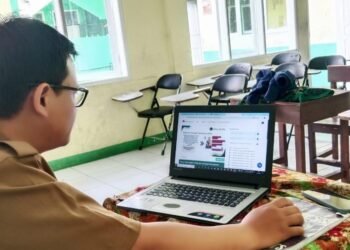 Di Tengah Padatnya Aktivitas, Guru MIS Ar-Raudhotun Nur Terus Asah Kompetensi Melalui Mooc Pintar Kemenag 54 MIS Ar-Raudhotun Nur