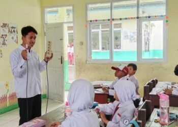 Guru MIS Ar-Raudhotun Nur Edukasi Siswa Kelas 1 tentang Keselamatan Penggunaan Listrik di Rumah 53 MIS Ar-Raudhotun Nur