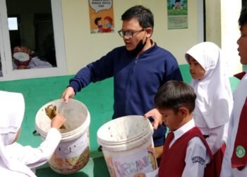 Bapak Insan Faisal Ibrahim Tanamkan Kepedulian Lingkungan kepada Siswa Kelas 3 MIS Ar-Raudhotun Nur melalui Edukasi Pemilahan Sampah 52 WhatsApp Image 2025 12 16 at 12.05.07