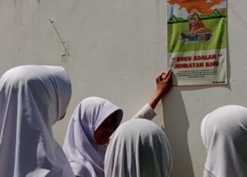 Siswa Kelas 6 MIS Ar-Raudhotun Nur Semangat Tempel Poster Edukasi, Wujud Nyata Budaya Literasi di Madrasah 50 WhatsApp Image 2025 12 16 at 14.19.31