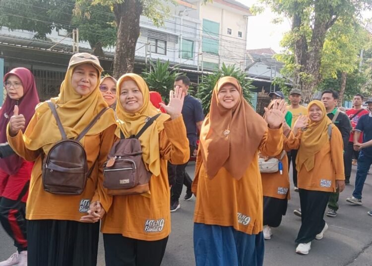 Guru dan Pegawai MTsN 9 Bantul Antusias Meriahkan Jalan Sehat Kanwil Kemenag DIY 46 WhatsApp Image 2025 12 18 at 07.25.00